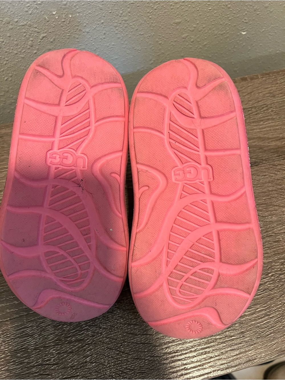UGG Kids Glitter Puff Slide Sandals in Shimmering Pink - Picture 5 of 5